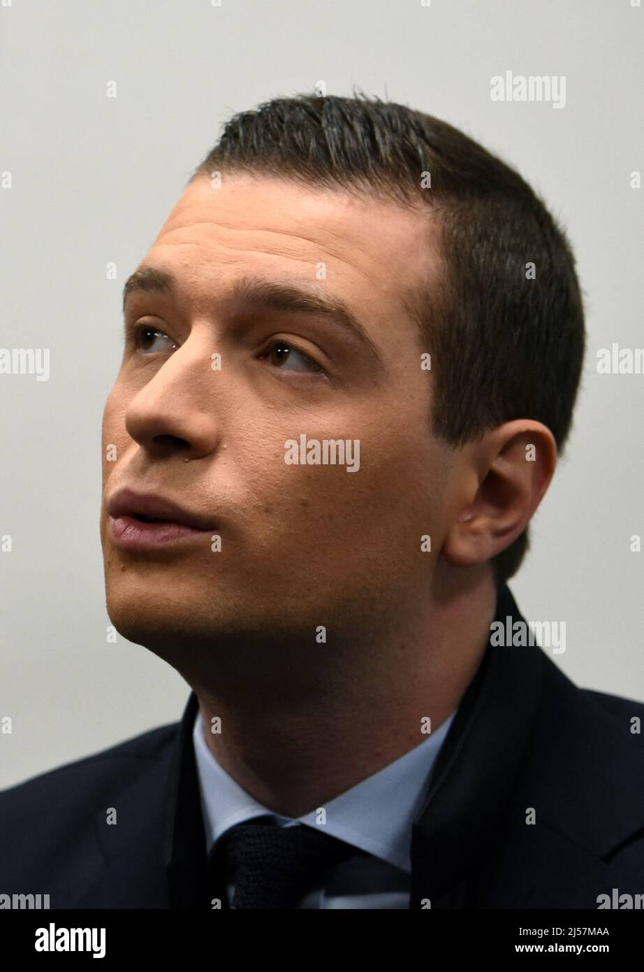 Jordan Bardella est interviewé par Apolline de Malherbe sur RMC/BFMTV à Paris, France le 21 avril 2022 photo par Alain Apaydin/ABACAPRESS.COM Banque D'Images