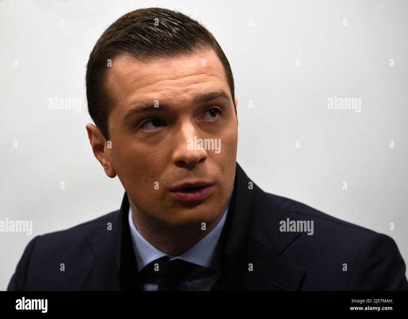 Jordan Bardella est interviewé par Apolline de Malherbe sur RMC/BFMTV à Paris, France le 21 avril 2022 photo par Alain Apaydin/ABACAPRESS.COM Banque D'Images