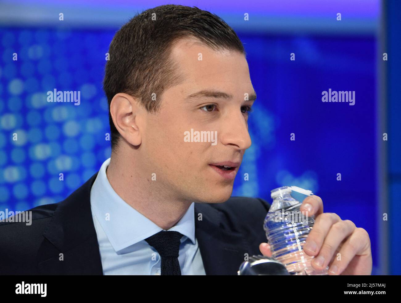 Jordan Bardella est interviewé par Apolline de Malherbe sur RMC/BFMTV à Paris, France le 21 avril 2022 photo par Alain Apaydin/ABACAPRESS.COM Banque D'Images