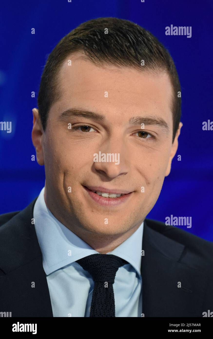 Jordan Bardella est interviewé par Apolline de Malherbe sur RMC/BFMTV à Paris, France le 21 avril 2022 photo par Alain Apaydin/ABACAPRESS.COM Banque D'Images