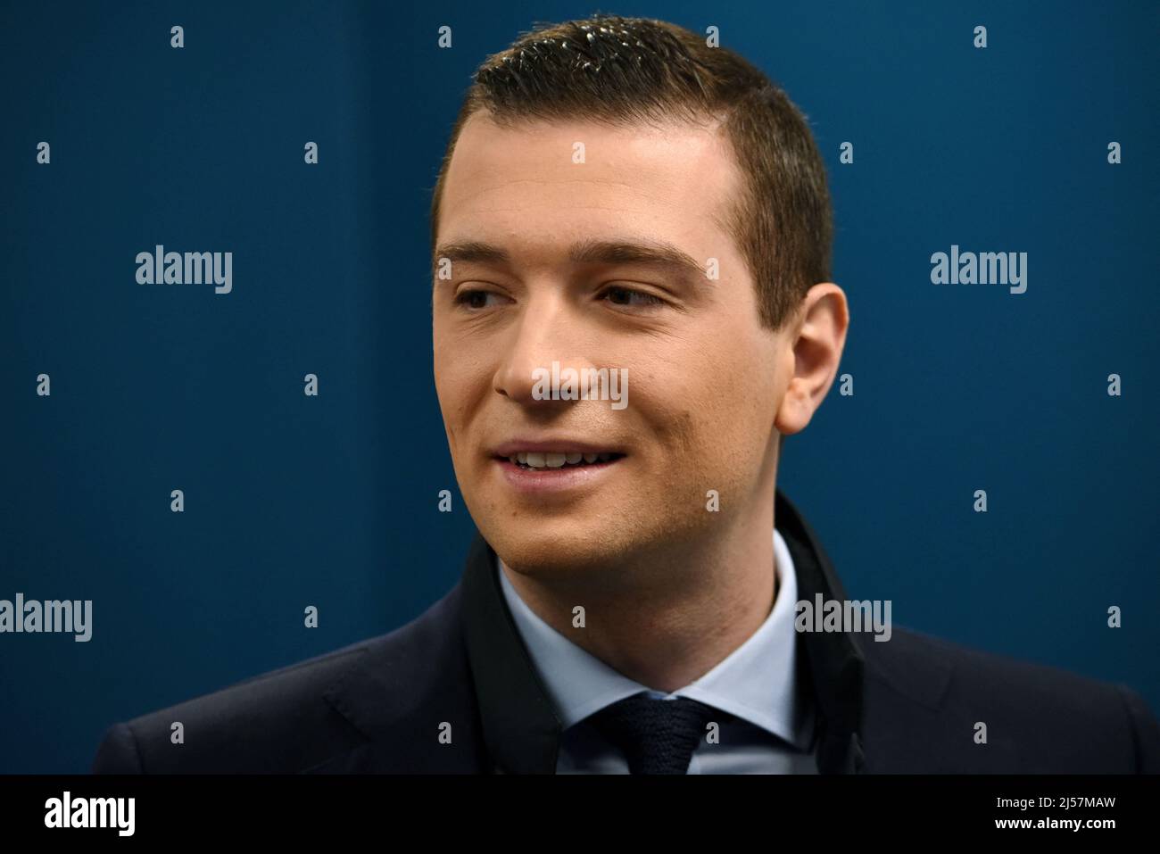 Jordan Bardella est interviewé par Apolline de Malherbe sur RMC/BFMTV à Paris, France le 21 avril 2022 photo par Alain Apaydin/ABACAPRESS.COM Banque D'Images