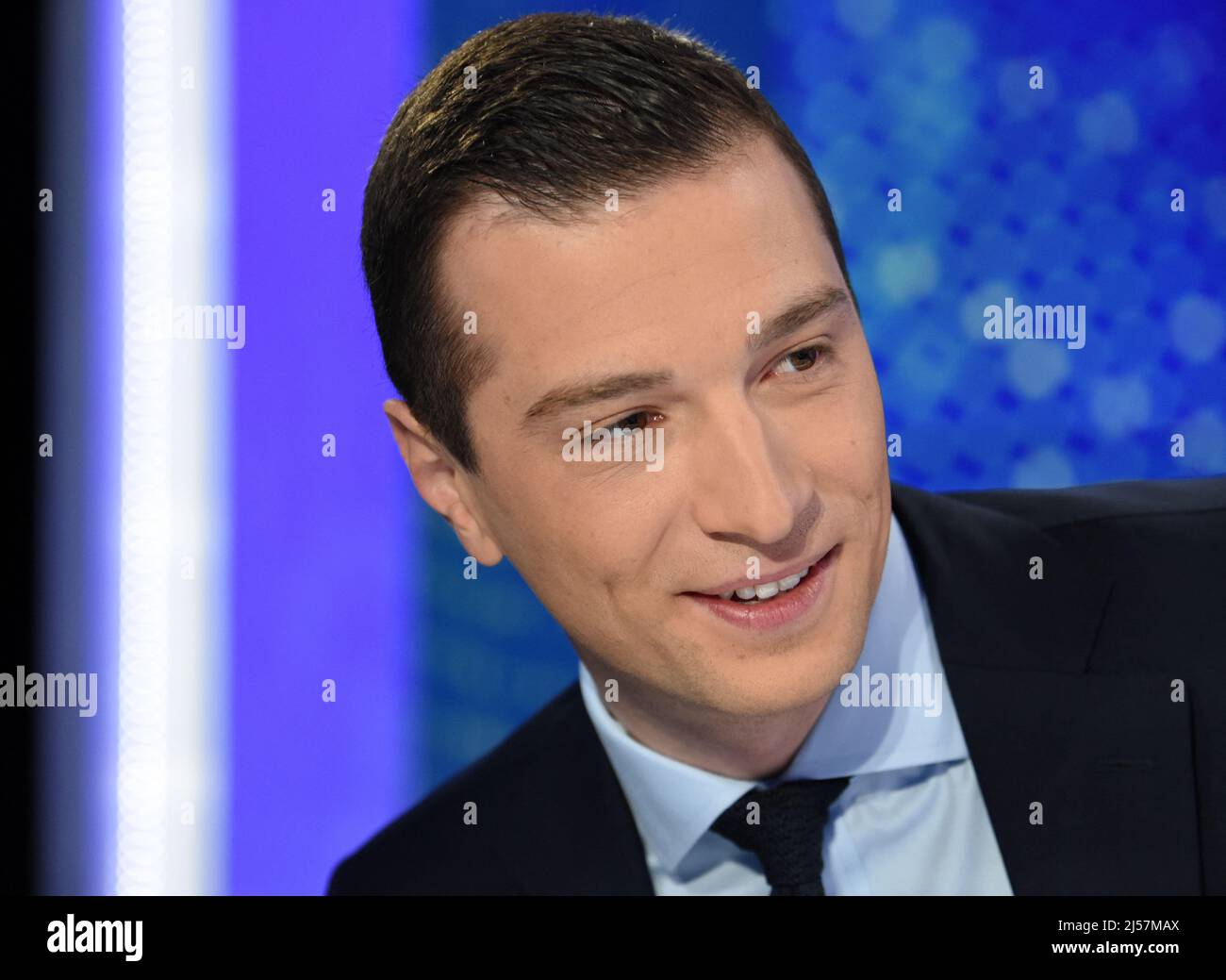 Jordan Bardella est interviewé par Apolline de Malherbe sur RMC/BFMTV à Paris, France le 21 avril 2022 photo par Alain Apaydin/ABACAPRESS.COM Banque D'Images