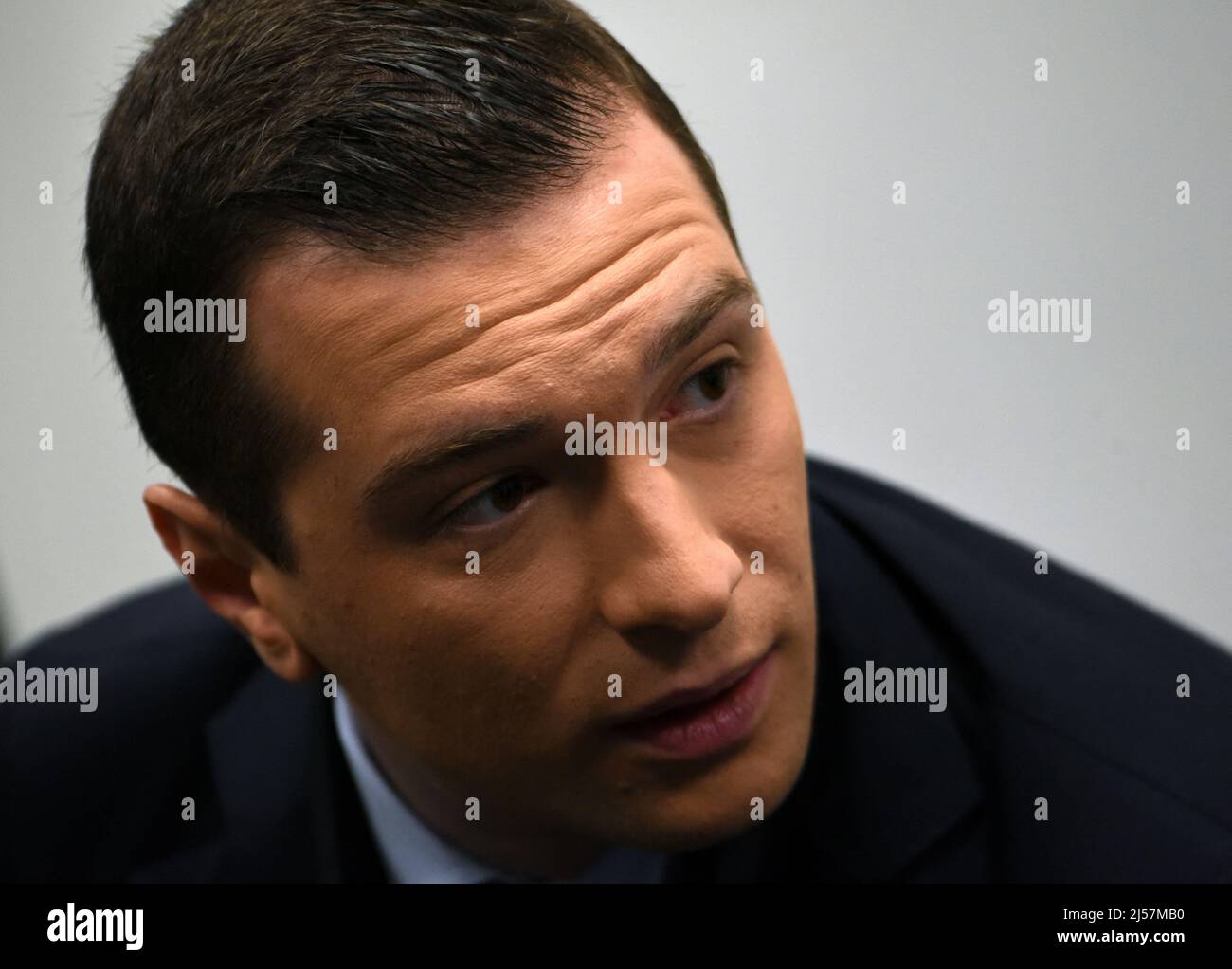 Jordan Bardella est interviewé par Apolline de Malherbe sur RMC/BFMTV à Paris, France le 21 avril 2022 photo par Alain Apaydin/ABACAPRESS.COM Banque D'Images