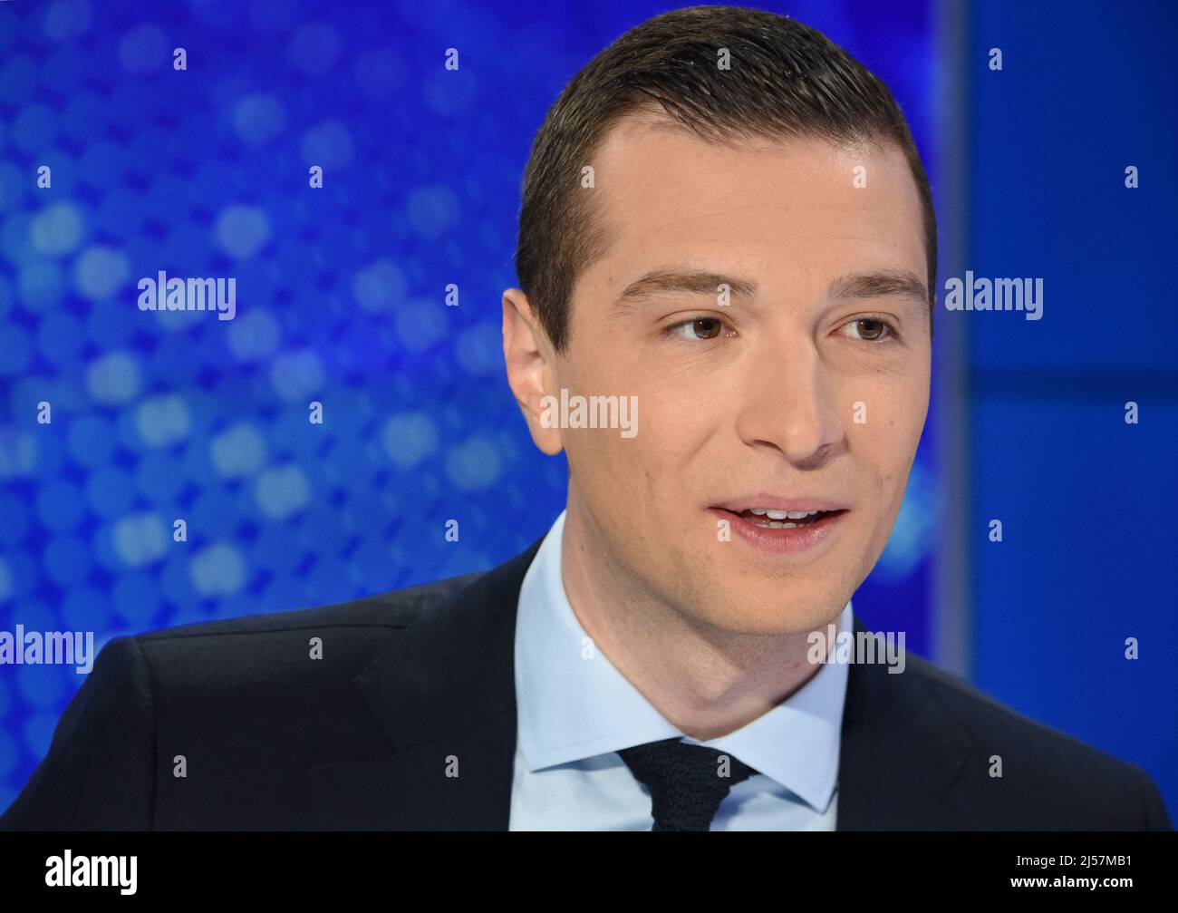 Jordan Bardella est interviewé par Apolline de Malherbe sur RMC/BFMTV à Paris, France le 21 avril 2022 photo par Alain Apaydin/ABACAPRESS.COM Banque D'Images