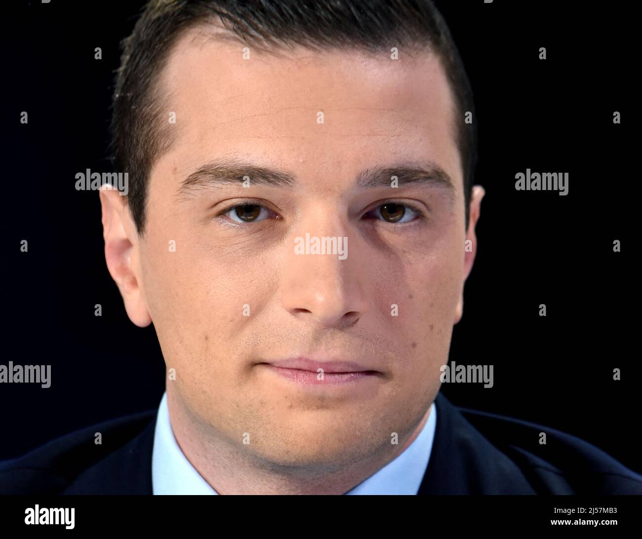 Jordan Bardella est interviewé par Apolline de Malherbe sur RMC/BFMTV à Paris, France le 21 avril 2022 photo par Alain Apaydin/ABACAPRESS.COM Banque D'Images