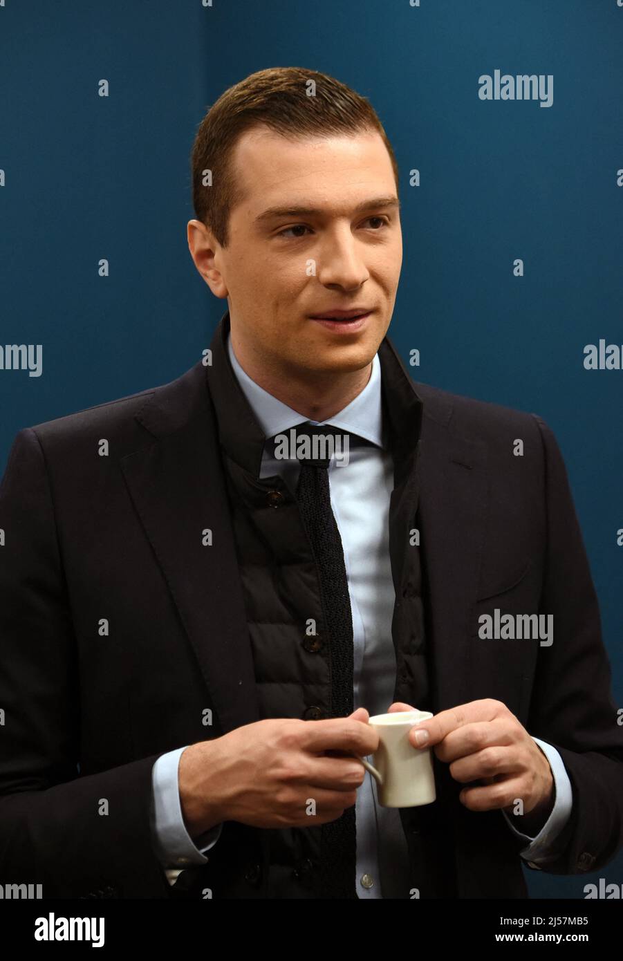 Jordan Bardella est interviewé par Apolline de Malherbe sur RMC/BFMTV à Paris, France le 21 avril 2022 photo par Alain Apaydin/ABACAPRESS.COM Banque D'Images