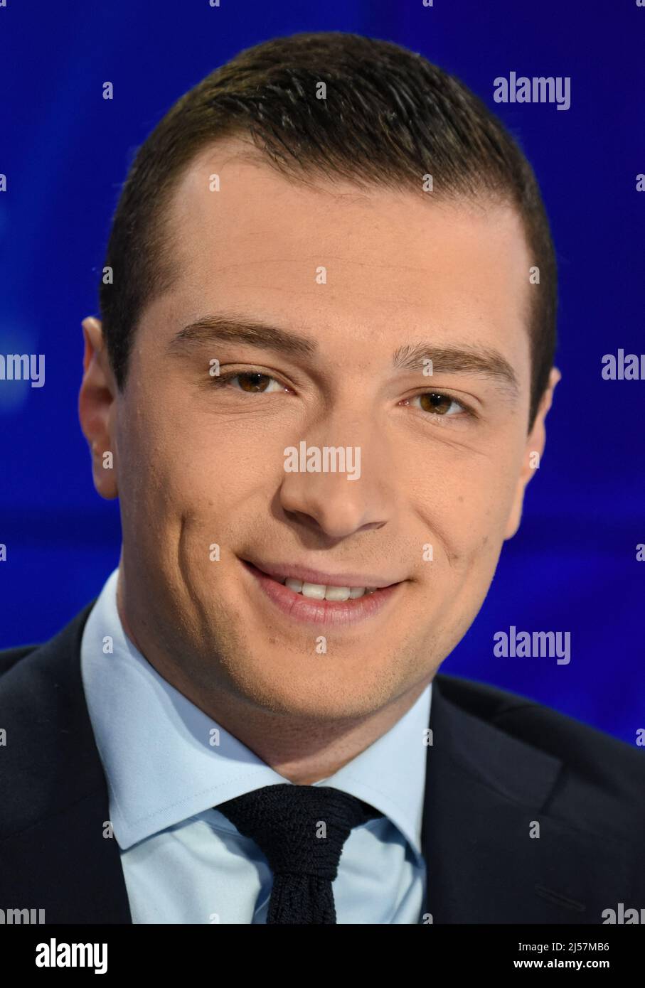 Jordan Bardella est interviewé par Apolline de Malherbe sur RMC/BFMTV à Paris, France le 21 avril 2022 photo par Alain Apaydin/ABACAPRESS.COM Banque D'Images