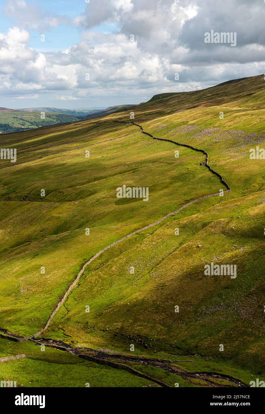 En regardant vers le nord depuis les Buttertubs vers Muker à Swaledale Banque D'Images