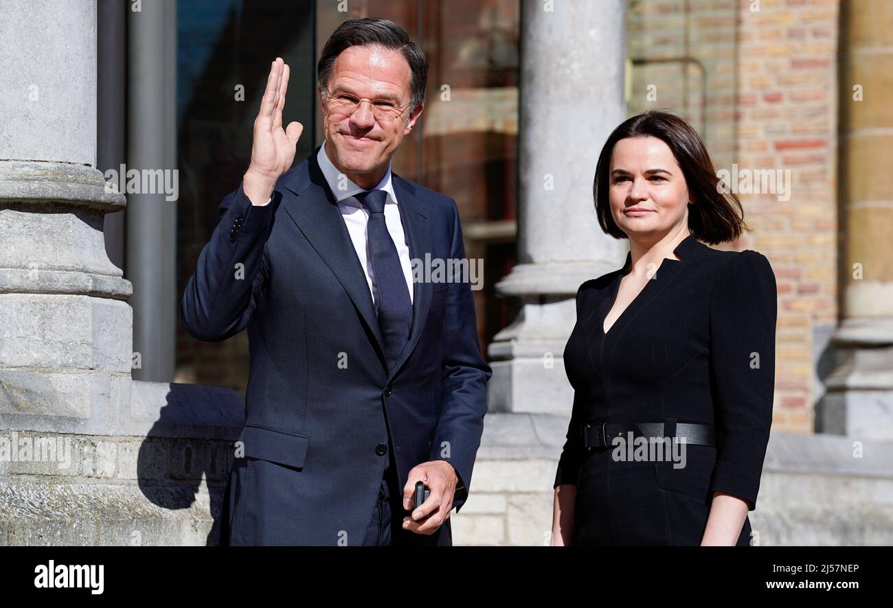 2022-10-24 09:18:10 MIDDEBURG - Premier ministre Mark Rutte et Sviatlana Tsikhanouskaya, leader du mouvement démocratique en Biélorussie. Les quatre Prix des libertés sont remis chaque année aux hommes, aux femmes et aux organisations dont les efforts et les réalisations témoignent d'un profond engagement envers les idéaux proclamés par le Président Franklin Delano Roosevelt dans son discours historique des quatre libertés en 1941. ANP MARCO DE SWART pays-bas - belgique sortie Banque D'Images