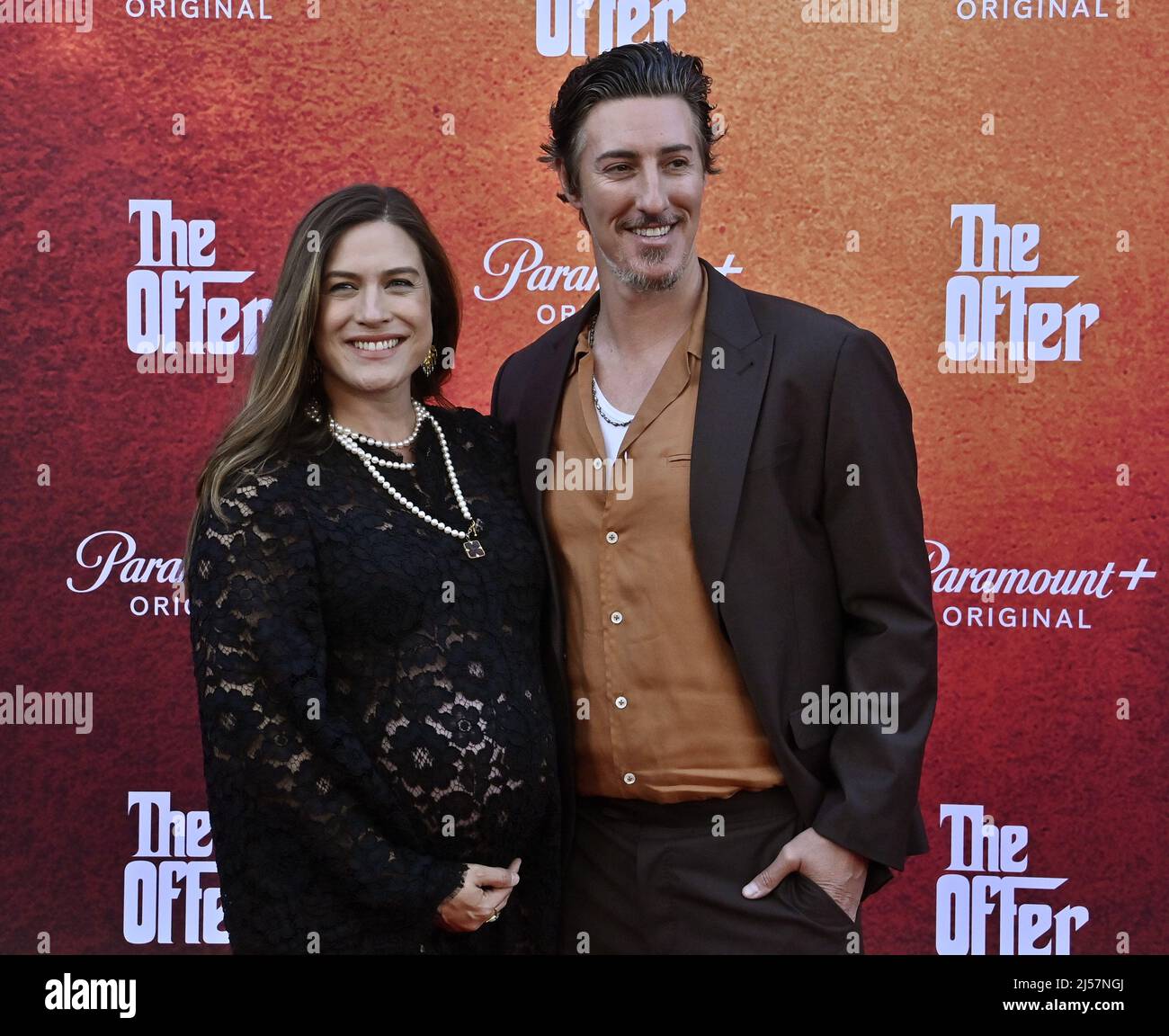Los Angeles, États-Unis. 21st avril 2022. Eric Balfour (R), membre du casting, et son épouse Erin Chiamulon assistent à la première de la nouvelle série de drame biographique Paramount « The Offer » aux studios Paramount à Los angles le mercredi 20 avril 2022. Scénario : le producteur Oscar Albert S. Ruddy a jamais révélé des expériences de fabrication du « parrain » (1972). Photo de Jim Ruymen/UPI crédit: UPI/Alay Live News Banque D'Images