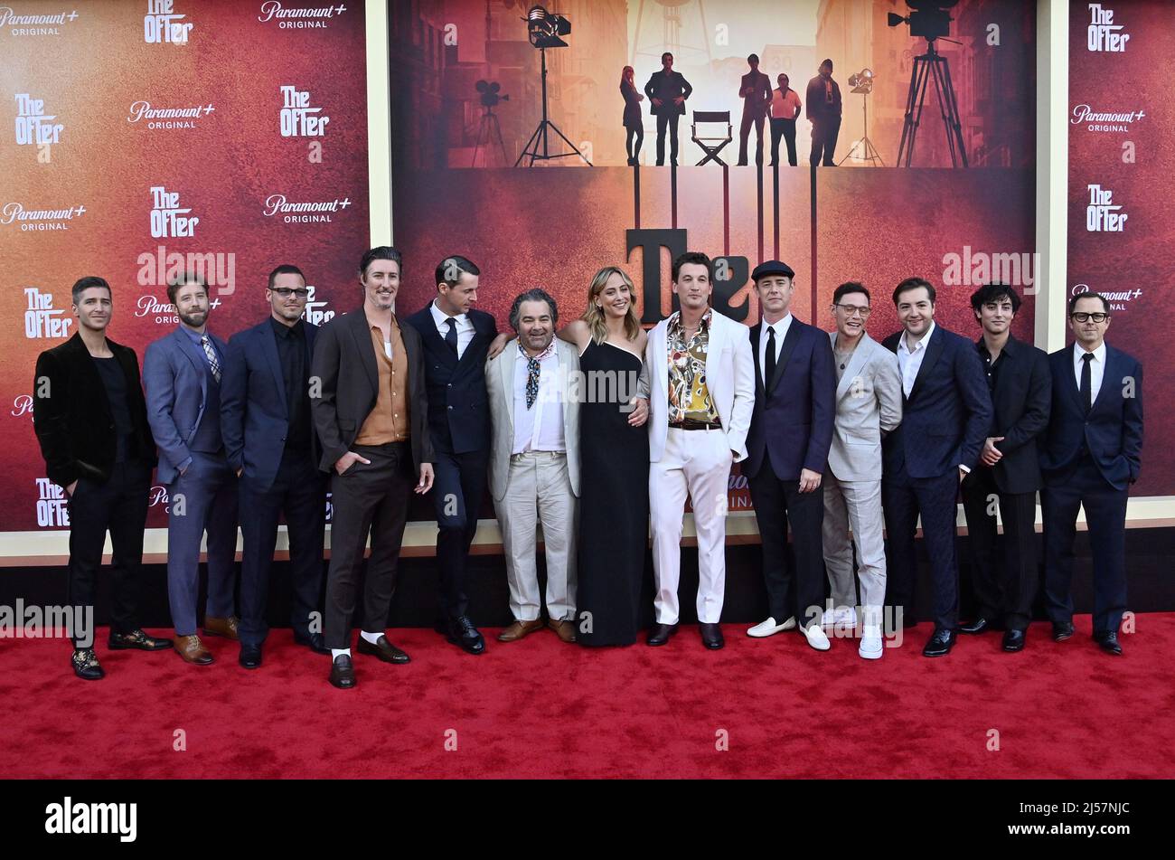 Los Angeles, États-Unis. 21st avril 2022. Acteurs (G-D) Zack Schor, Justin Chambers, Eric Balfour, Matthew Goode, Patrick Gallo, Nora Arnezeder, Miles Teller, Colin Hanks, Burn Gorman, Michael Gandolfini, Anthony Ippolito et Giovanni Ribisi se réunissent pour une séance photo lors de la première de la nouvelle série de drame biographique Paramount « The Offer » aux studios Paramount à Los angles le mercredi 20 avril 2022. Scénario : le producteur Oscar Albert S. Ruddy a jamais révélé des expériences de fabrication du « parrain » (1972). Photo de Jim Ruymen/UPI crédit: UPI/Alay Live News Banque D'Images