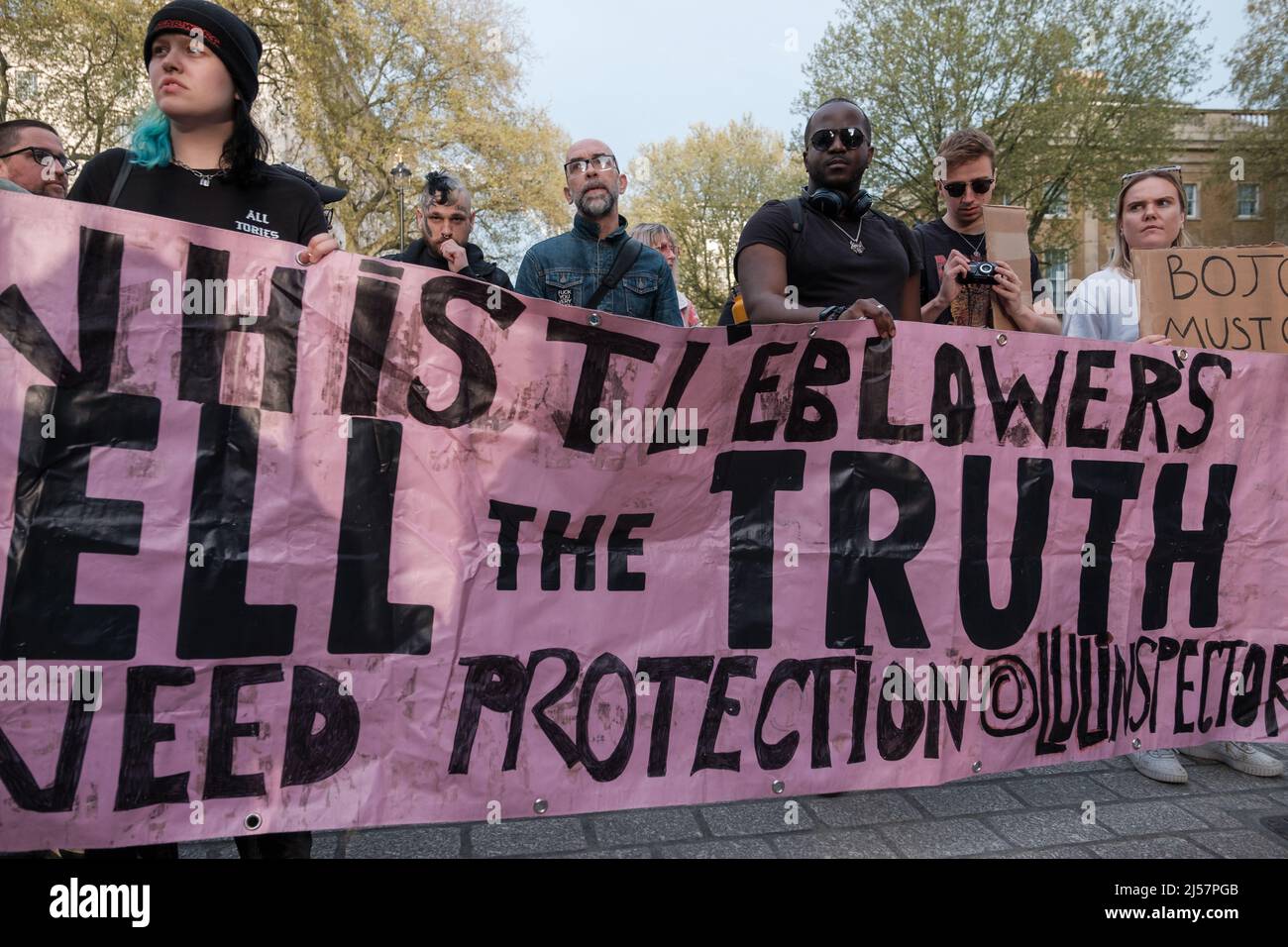 Une poignée de manifestants menés par Danny Price ont demandé à Boris Johnson de quitter son poste après Partygate et ses échecs pendant la Corona Banque D'Images