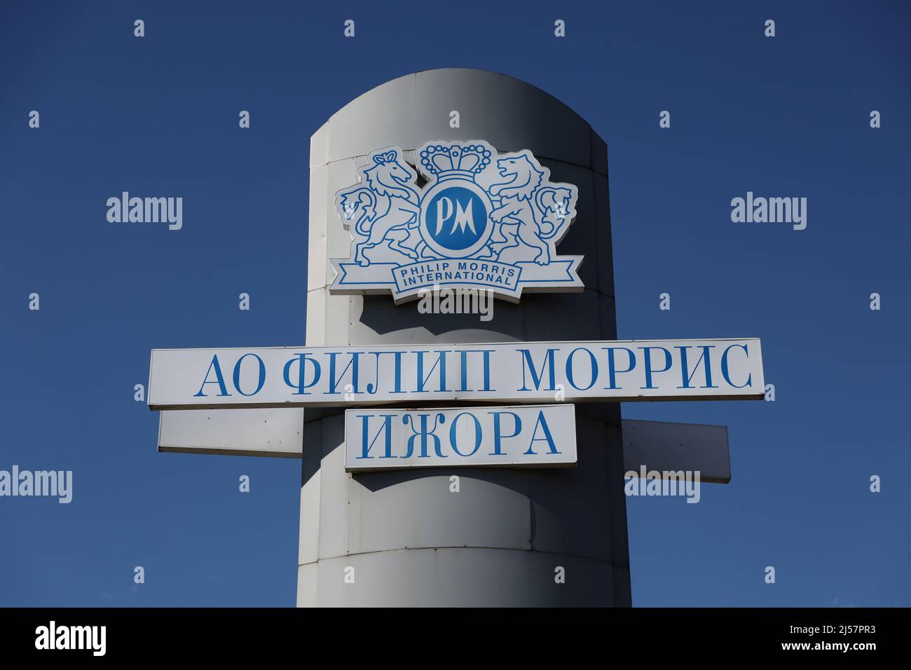Le logo de la société est visible près de l'usine Philip Morris Izhora, à l'extérieur de Saint-Pétersbourg, en Russie, le 9 avril 2022. Photo prise le 9 avril 2022. Pour faire correspondre le rapport spécial UKRAINE-CRISE/PHILIPMORRIS-GUNS. PHOTOGRAPHE REUTERS/REUTERS Banque D'Images