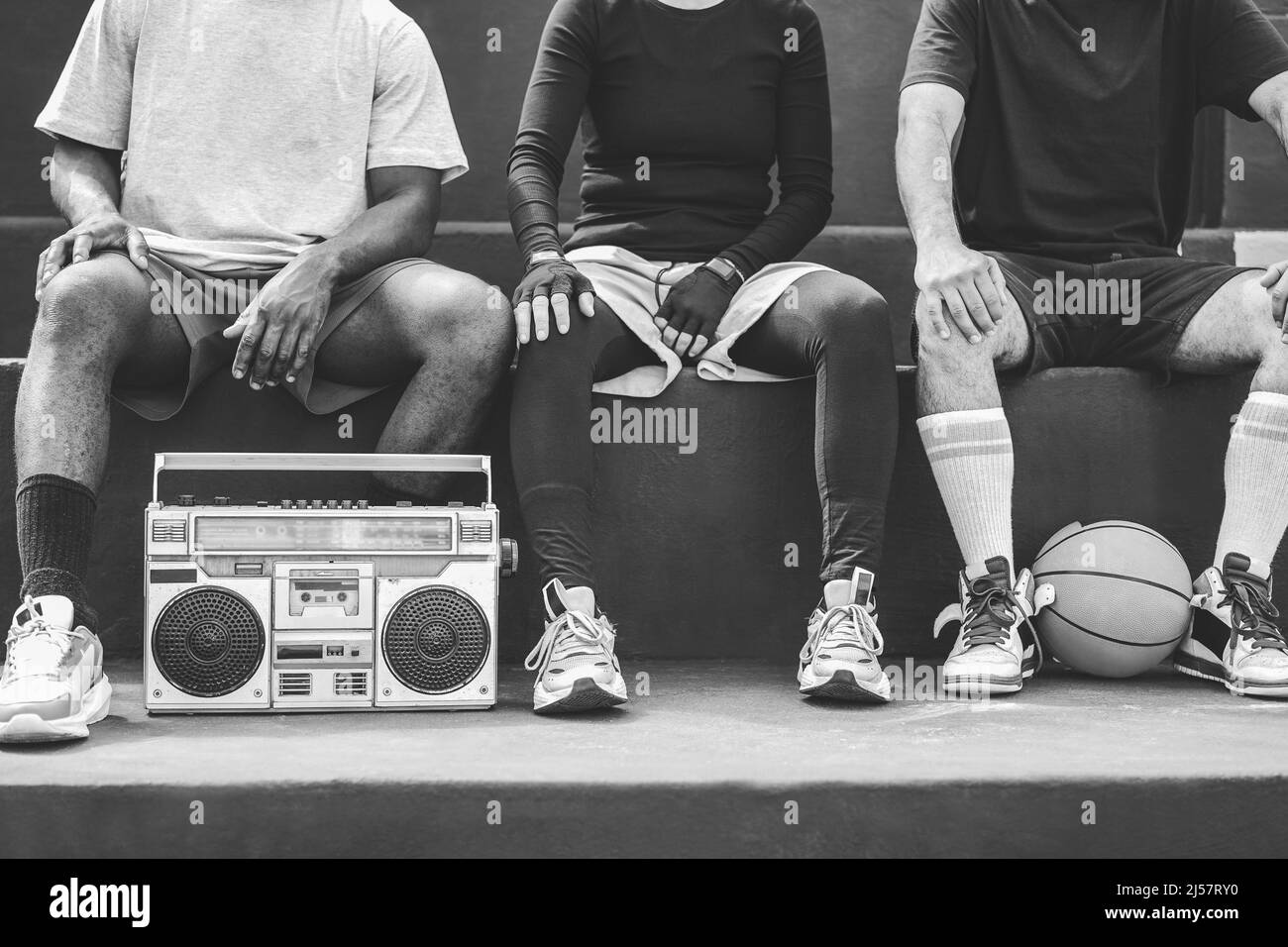 Groupe de jeunes africains écoutant de la musique en extérieur après le