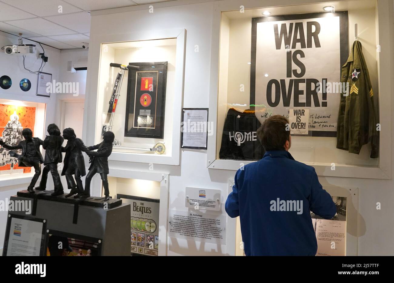 Un visiteur regarde une carte de noël « la guerre est finie », envoyée en 1960s par John Lennon et Yoko Ono au premier ministre de l'époque Harold Wilson, qui a été dévoilée par Tony Brawmell au musée des Beatles à Liverpool. Date de la photo : jeudi 21 avril 2022. Banque D'Images