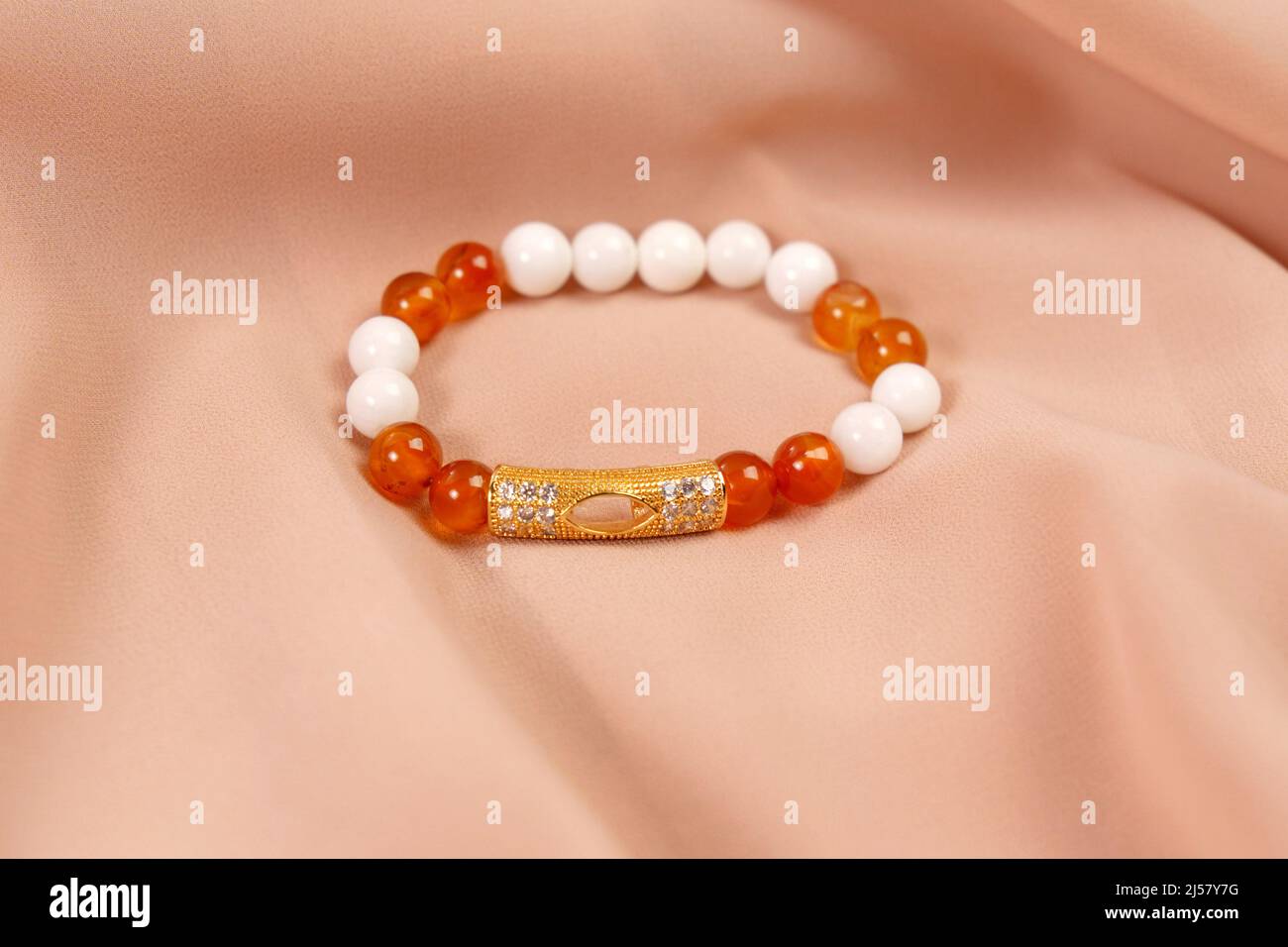 Décoration de bracelet en agate et carnélien. E-commerce, ventes en ligne et réseaux sociaux. Banque D'Images