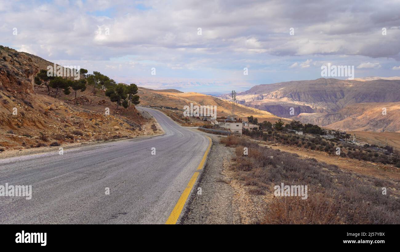 Route en terrain montagneux près de Tafilah, Jordanie, Mer Morte en arrière-plan éloigné. Banque D'Images
