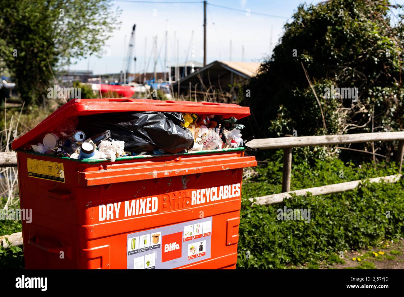 Woodbridge Suffolk UK 20 avril 2022 : une poubelle à roulettes publique débordant de recyclage qui n'a pas été collectée et pose un problème Banque D'Images