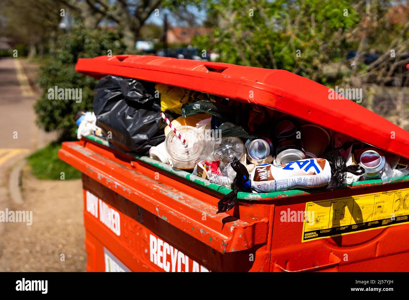 Woodbridge Suffolk UK 20 avril 2022 : une poubelle à roulettes publique débordant de recyclage qui n'a pas été collectée et pose un problème Banque D'Images