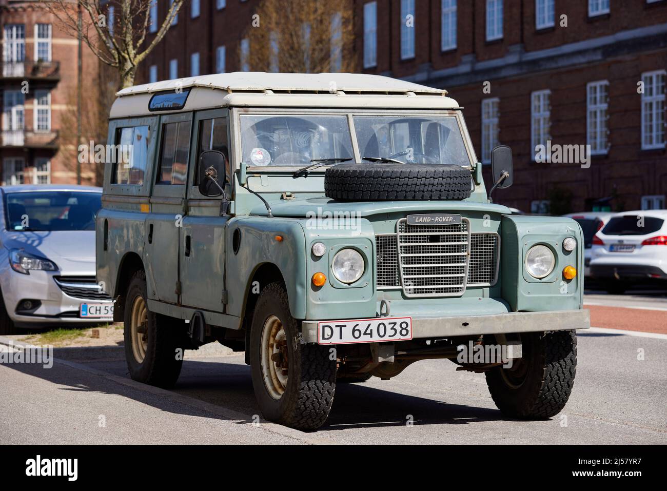 Land Rover, vert clair / vert pastel (LRC005), garé dans la rue Banque D'Images