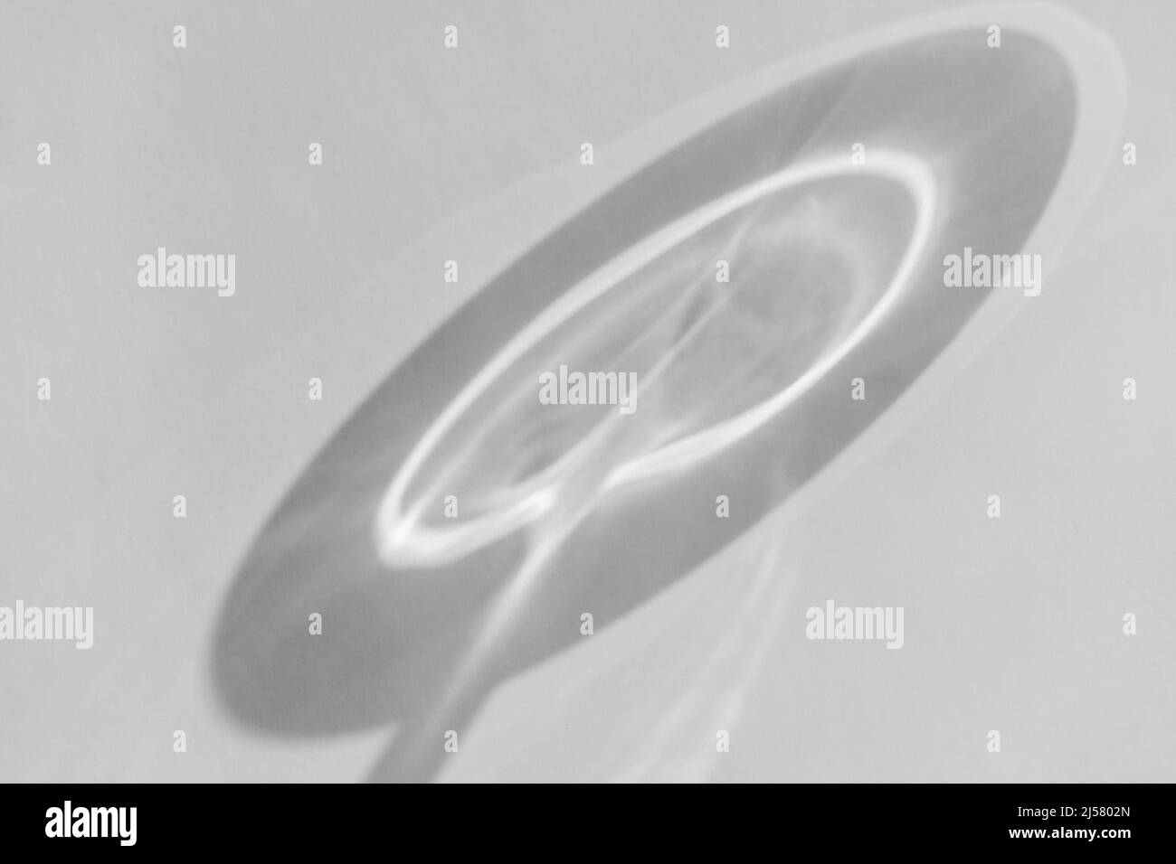 Réfraction de l'ombre et de la lumière sur effet photo de recouvrement de paroi blanche, rayons solaires se réfractant à travers le verre et le prisme, effets caustiques flous. Lumière naturelle Banque D'Images