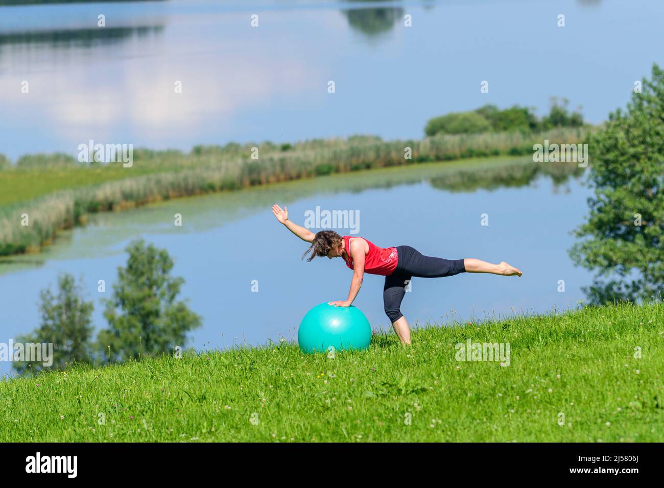 Exercices de Pilates sur un pré en été Banque D'Images
