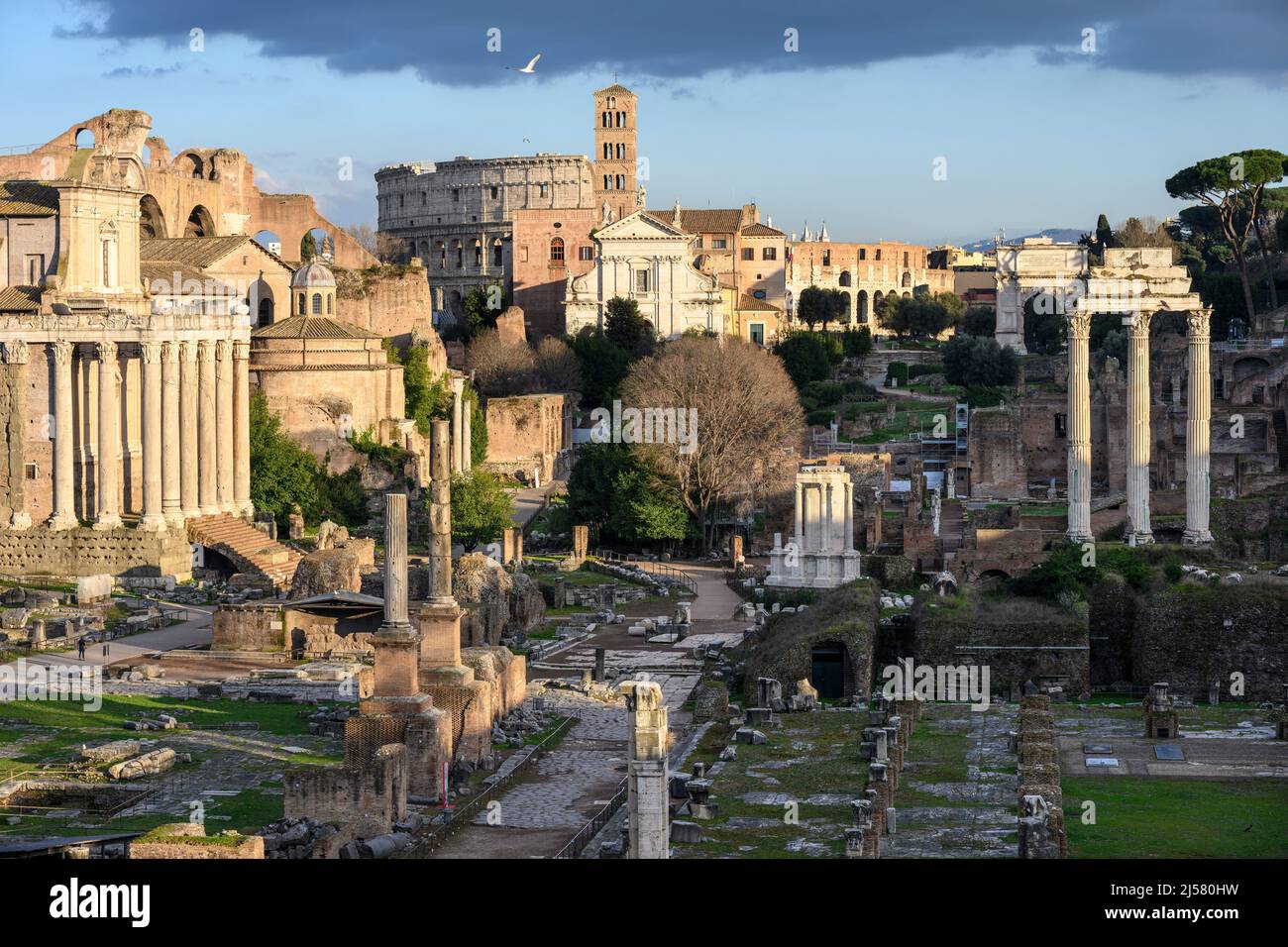 Vue sur le Forum romain depuis la colline du Capitole, avec le Colisée au loin, Rome, Italie. Banque D'Images