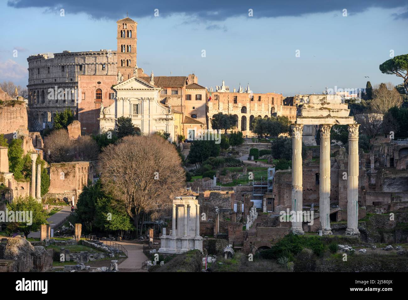 Vue sur le Forum romain depuis la colline du Capitole, avec le Colisée au loin, Rome, Italie. Banque D'Images
