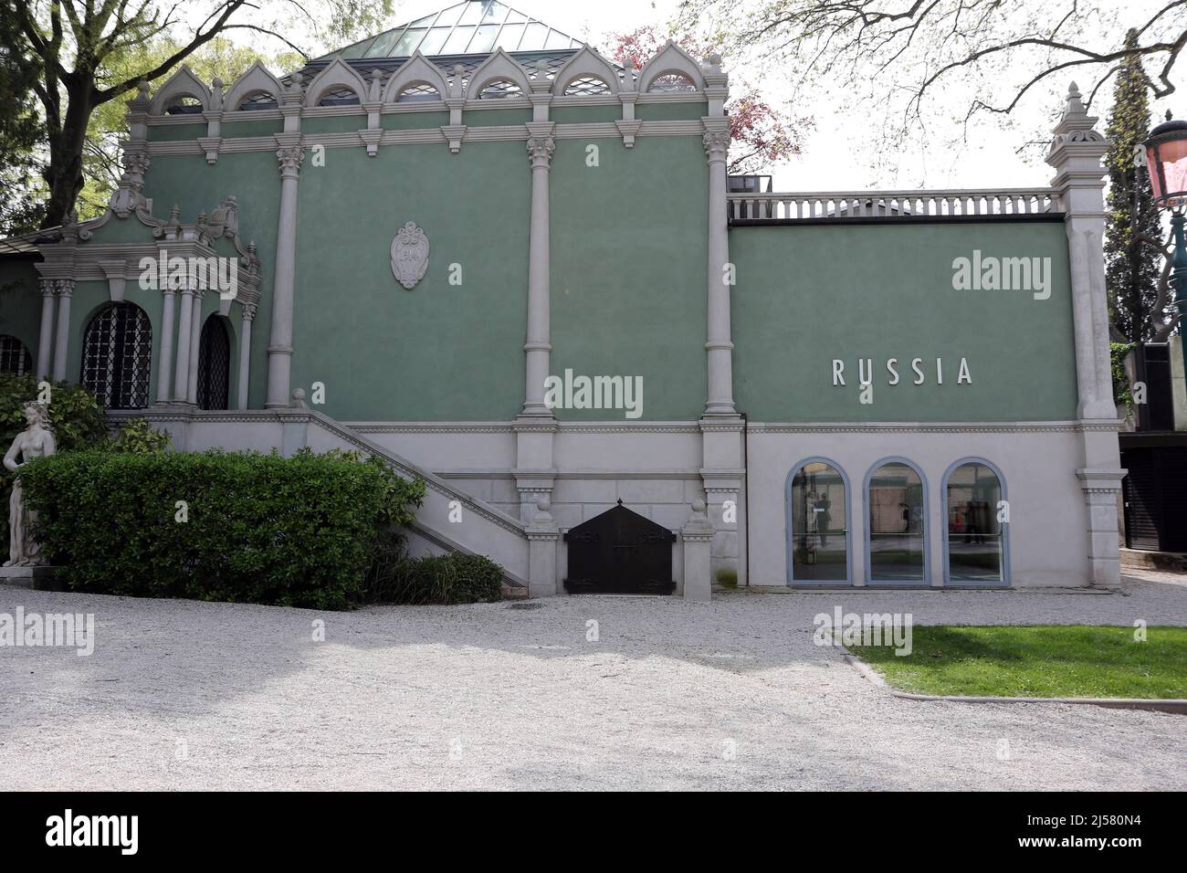 Italie, Venise, 19 avril 2022 : 59th Biennale d'art de Venise à Venise. Pavillon russe fermé. Les visiteurs se promo devant le pavillon fermé de la Russie sur un pré Banque D'Images