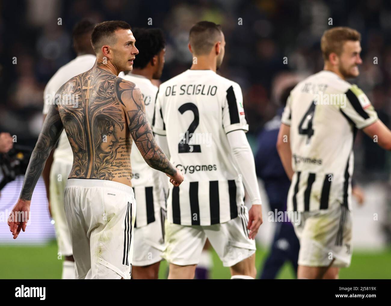 Turin, Italie, le 20th avril 2022. Federico Bernardeschi de Juventus quitte le champ de jeu sans son maillot montrant son tatouage couvrant tout son dos après le coup de sifflet final du match de Coppa Italia au stade Allianz, à Turin. Le crédit photo devrait se lire: Jonathan Moscrop / Sportimage Banque D'Images