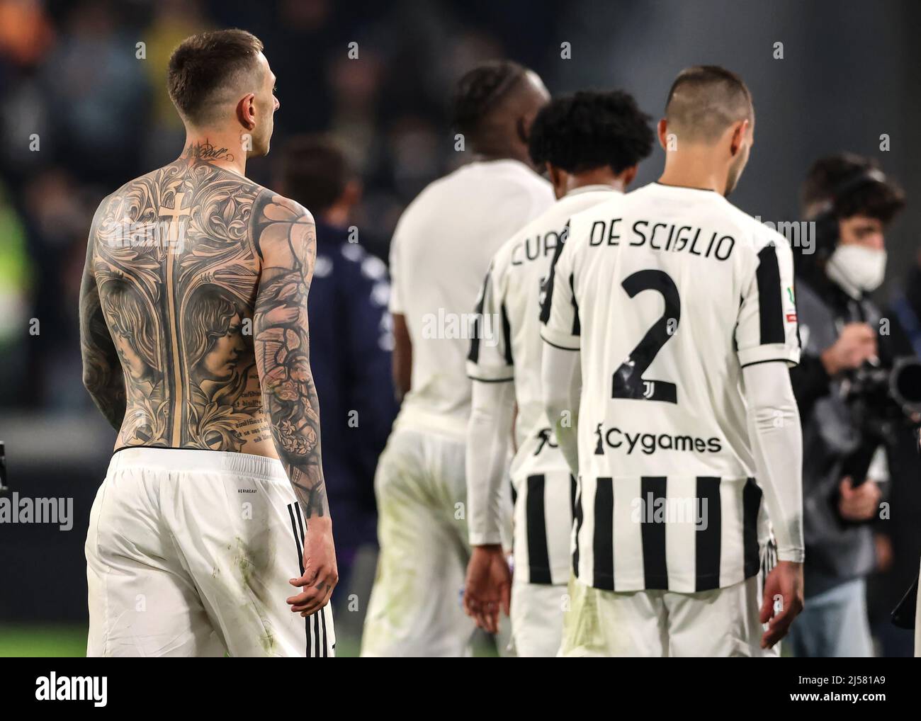 Turin, Italie, le 20th avril 2022. Federico Bernardeschi de Juventus quitte le champ de jeu sans son maillot montrant son tatouage couvrant tout son dos après le coup de sifflet final du match de Coppa Italia au stade Allianz, à Turin. Le crédit photo devrait se lire: Jonathan Moscrop / Sportimage Banque D'Images