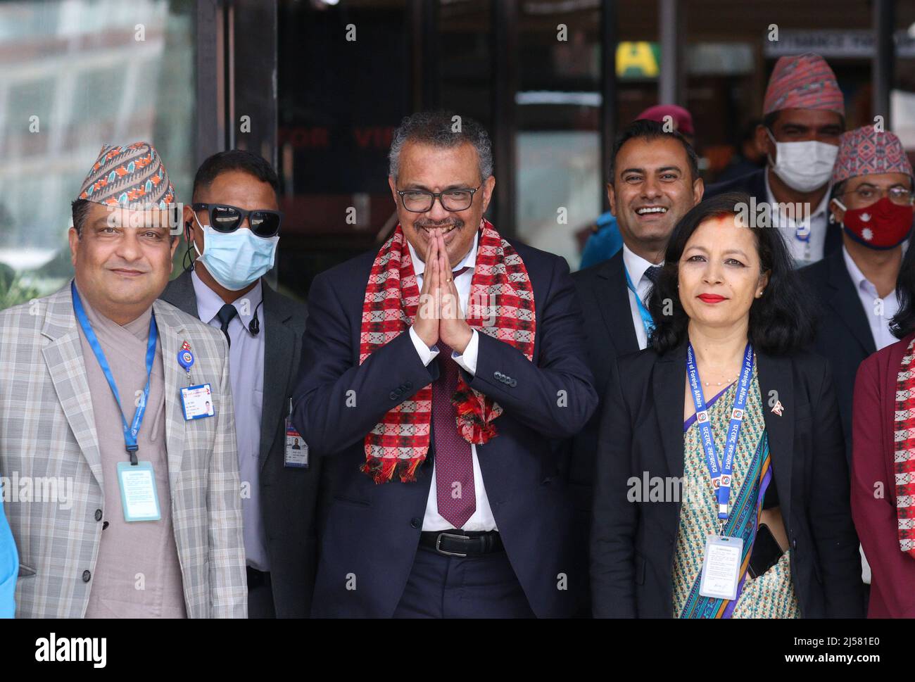 Katmandou, ne, Népal. 21st avril 2022. Le Dr Tedros Adhanom Ghebreyesus, chef de l'Organisation mondiale de la Santé (OMS), arrive à l'aéroport international de Tribhuvan lors d'une visite de trois jours au Népal, à Katmandou, le 21 avril 2022. (Image de crédit : © Aryan Dhimal/ZUMA Press Wire) Banque D'Images