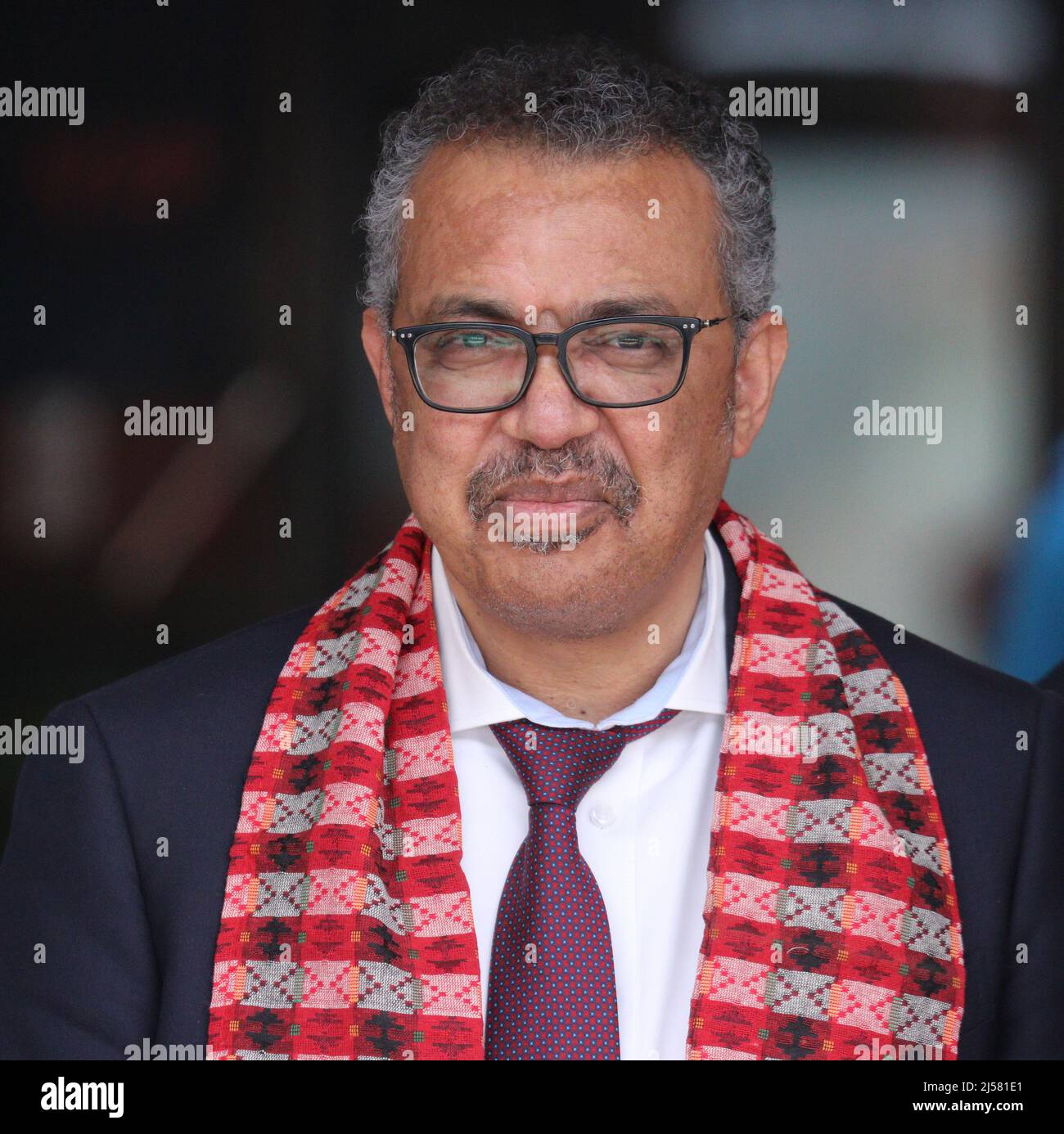 Katmandou, ne, Népal. 21st avril 2022. Le Dr Tedros Adhanom Ghebreyesus, chef de l'Organisation mondiale de la Santé (OMS), arrive à l'aéroport international de Tribhuvan lors d'une visite de trois jours au Népal, à Katmandou, le 21 avril 2022. (Image de crédit : © Aryan Dhimal/ZUMA Press Wire) Banque D'Images