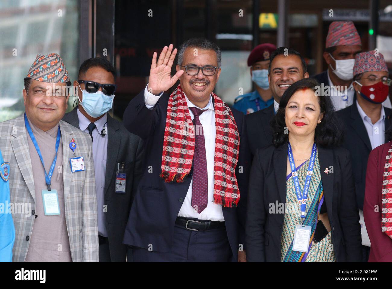 Katmandou, ne, Népal. 21st avril 2022. Le Dr Tedros Adhanom Ghebreyesus, chef de l'Organisation mondiale de la Santé (OMS), arrive à l'aéroport international de Tribhuvan lors d'une visite de trois jours au Népal, à Katmandou, le 21 avril 2022. (Image de crédit : © Aryan Dhimal/ZUMA Press Wire) Banque D'Images