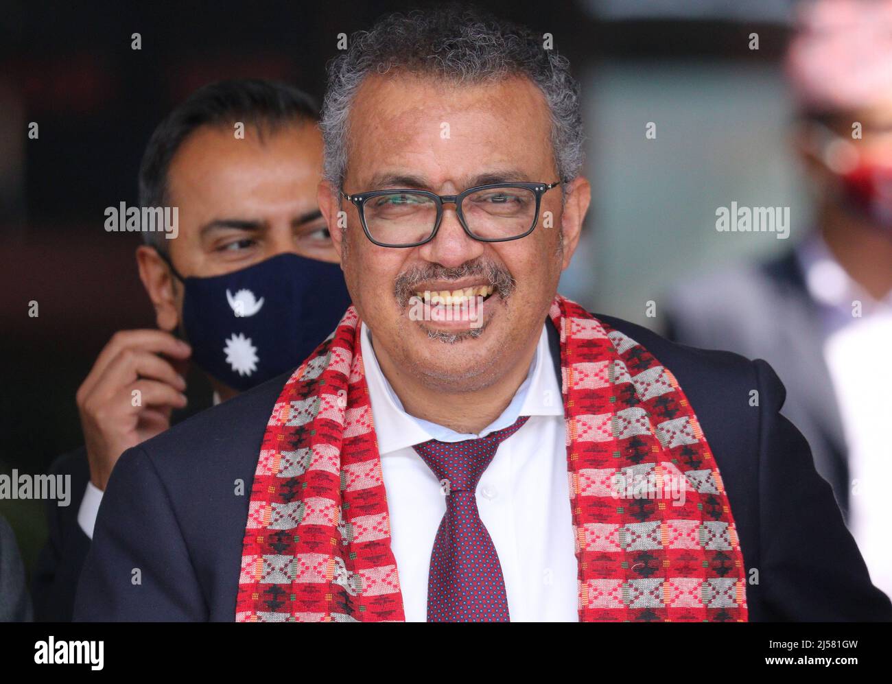 Katmandou, ne, Népal. 21st avril 2022. Le Dr Tedros Adhanom Ghebreyesus, chef de l'Organisation mondiale de la Santé (OMS), arrive à l'aéroport international de Tribhuvan lors d'une visite de trois jours au Népal, à Katmandou, le 21 avril 2022. (Image de crédit : © Aryan Dhimal/ZUMA Press Wire) Banque D'Images