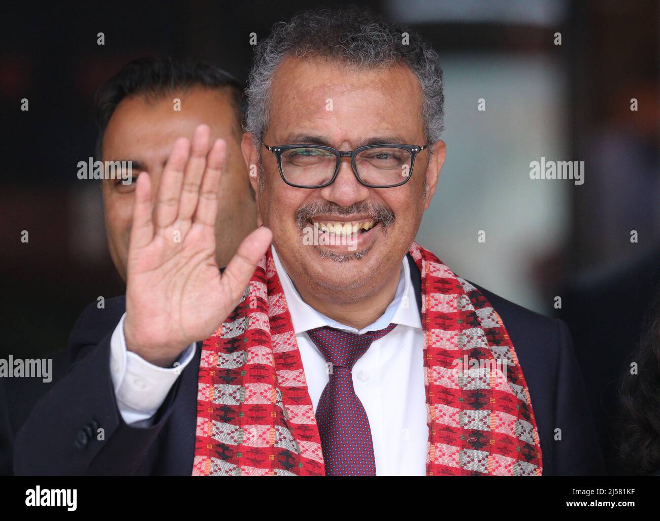 Katmandou, ne, Népal. 21st avril 2022. Le Dr Tedros Adhanom Ghebreyesus, chef de l'Organisation mondiale de la Santé (OMS), arrive à l'aéroport international de Tribhuvan lors d'une visite de trois jours au Népal, à Katmandou, le 21 avril 2022. (Image de crédit : © Aryan Dhimal/ZUMA Press Wire) Banque D'Images