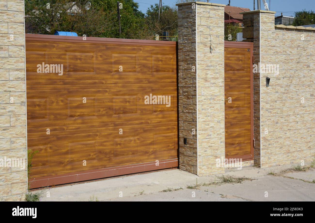 Porte de garage moderne ou porte d'entrée de clôture de maison sur le côté de la rue. Banque D'Images