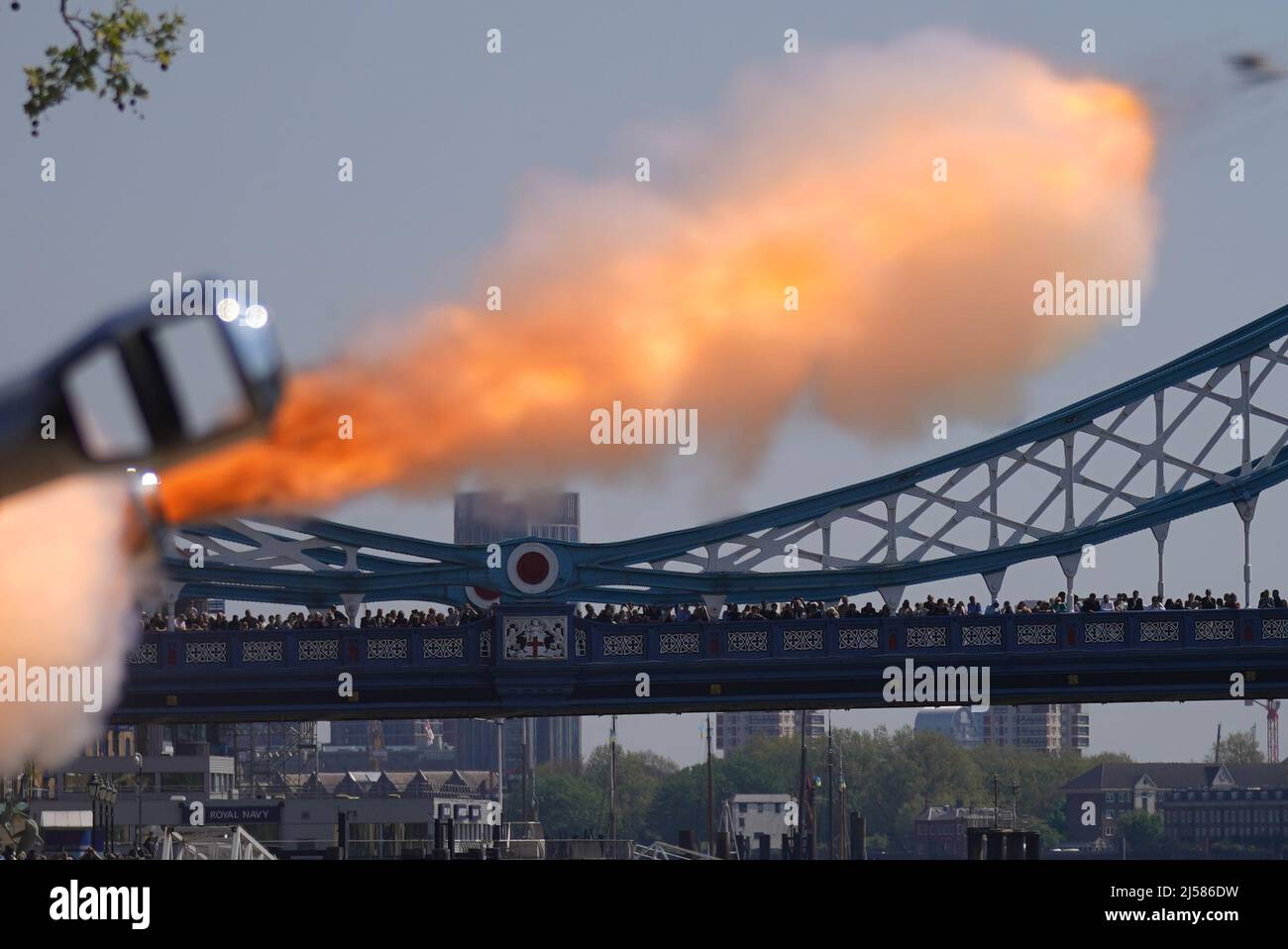 L'honorable Artillery Company (HAC), le Régiment de l'Armée de réserve de la ville de Londres, a incendié une Salute royale d'armes à feu de 62 à la Tour de Londres pour souligner l'anniversaire de la reine Elizabeth II en 96th Date de la photo: Mercredi 20 avril 2022. Banque D'Images