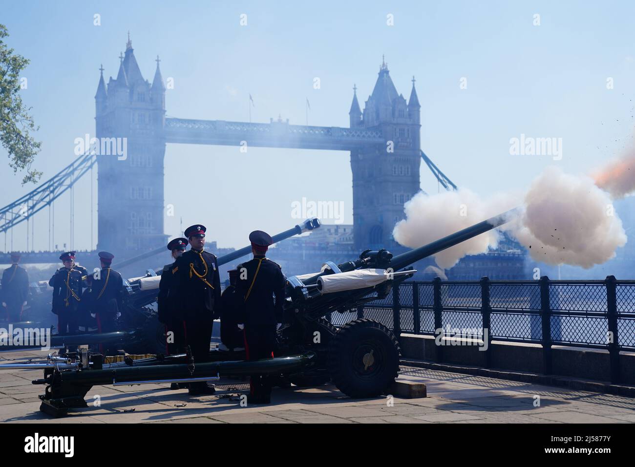 L'honorable Artillery Company (HAC), le Régiment de l'Armée de réserve de la ville de Londres, a incendié une Salute royale d'armes à feu de 62 à la Tour de Londres pour souligner l'anniversaire de la reine Elizabeth II en 96th Date de la photo: Mercredi 20 avril 2022. Banque D'Images