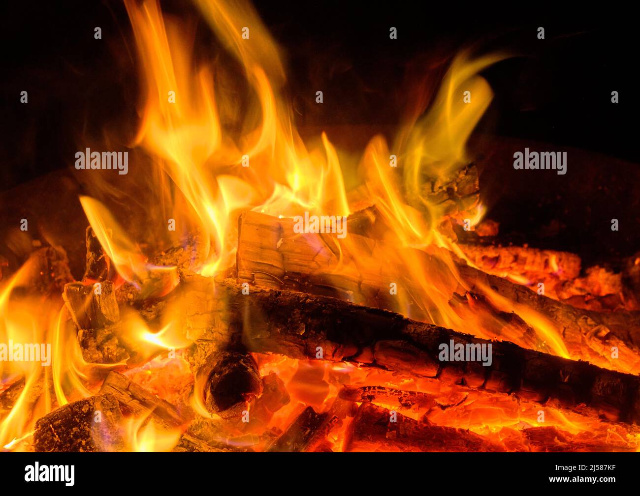 Holzfeuer, Flamme und Glut Banque D'Images