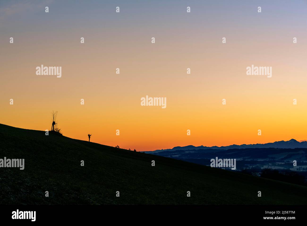 Handlofotograf BEI Sonnenaufgang auf Bergruecken, Auerberg, Fuessen, Ostallgaeu, Schwaben, Bayern, Allemagne Banque D'Images