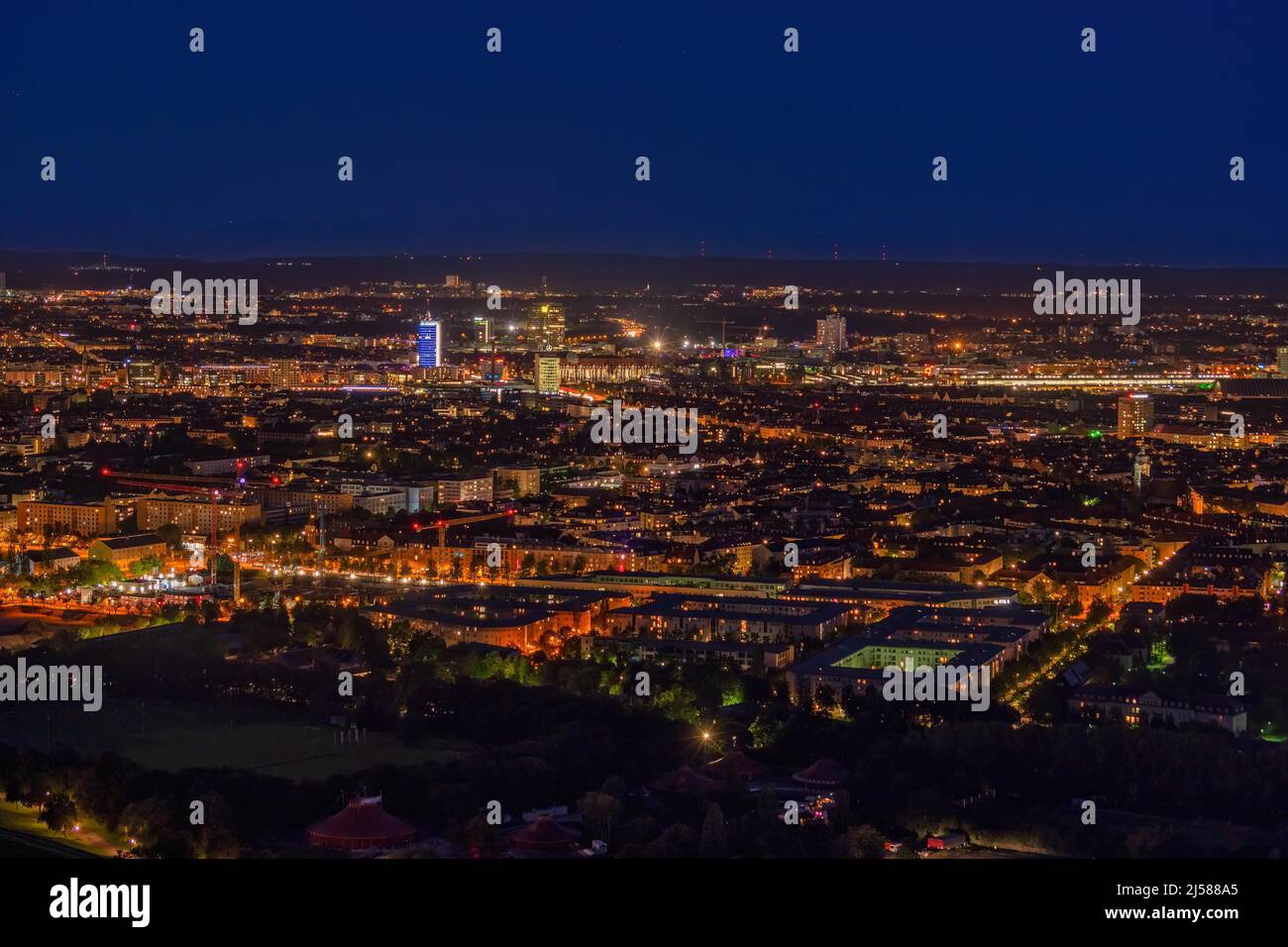 Munich de nuit, panorama, lumières jaunes dans un ciel bleu de nuit Banque D'Images