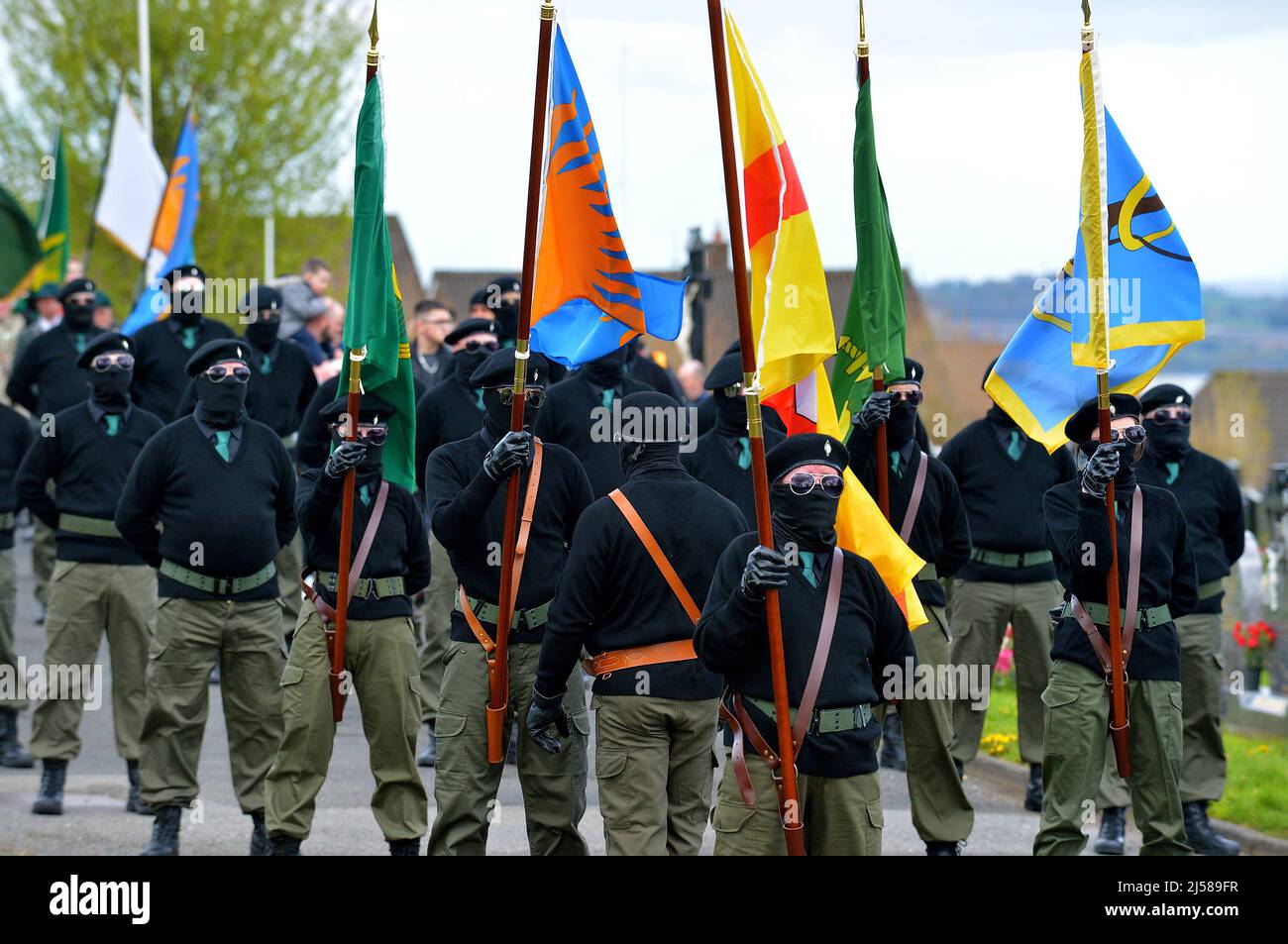 Hommes et femmes masqués en uniforme paramilitaire lors d'un défilé républicain dissident du lundi de Pâques à Derry, Irlande du Nord, le 18 mars 2022. ©George Sweeney / Alamy stock photo Banque D'Images