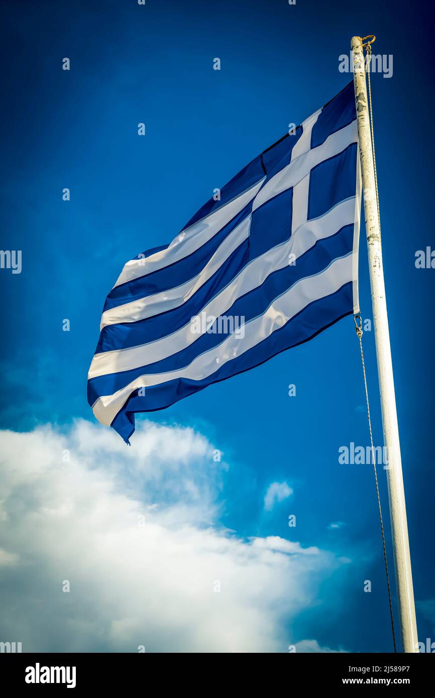 Drapeau de la Grèce le jour ensoleillé contre le nuage dans le ciel Banque D'Images
