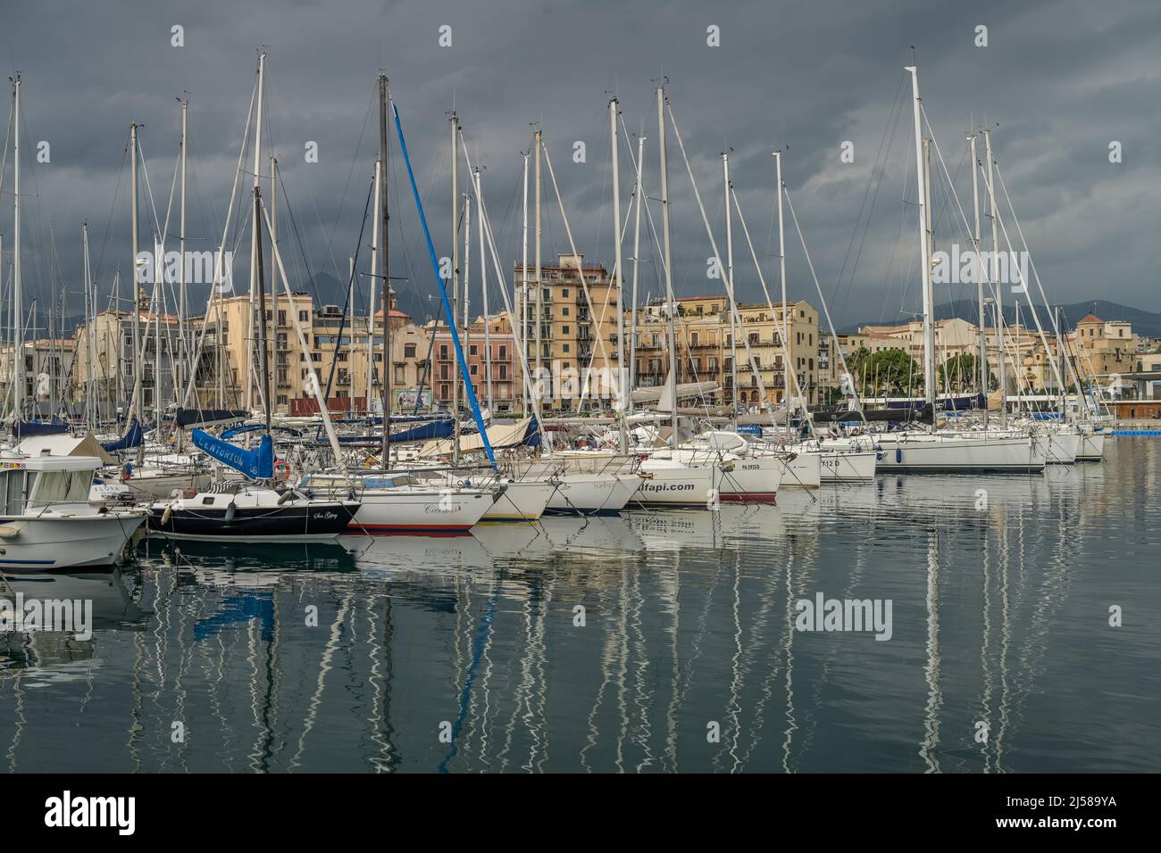 La Cala Marina et le port, Palerme, Sicile, Italie Banque D'Images