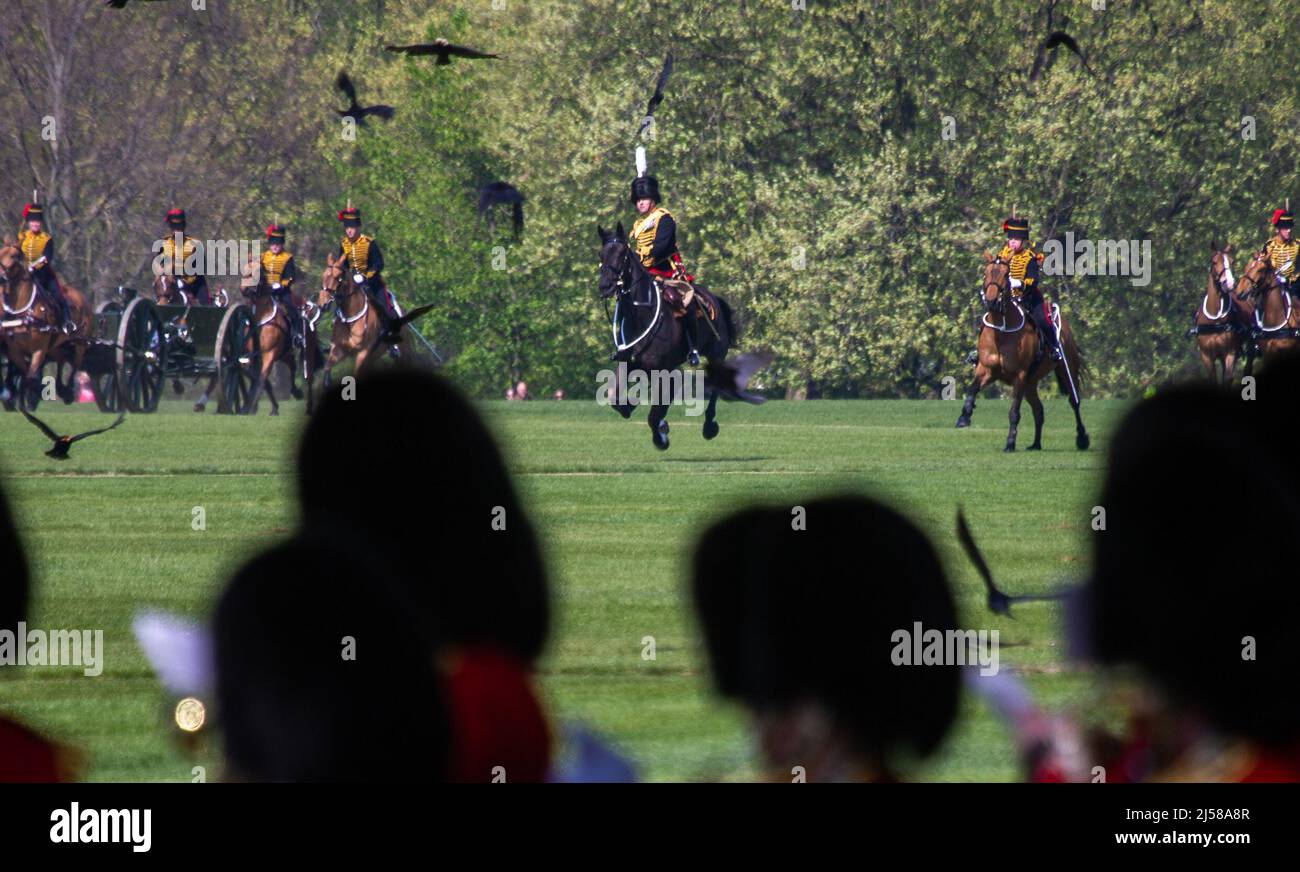 Londres, Angleterre, Royaume-Uni. 21st avril 2022. 41 Royal Gun salutes tiré par la troupe du roi Royal Horse Artillery à Hyde Park pour marquer l'anniversaire de HM la Reine. (Image de crédit : © Tayfun Salci/ZUMA Press Wire) Banque D'Images