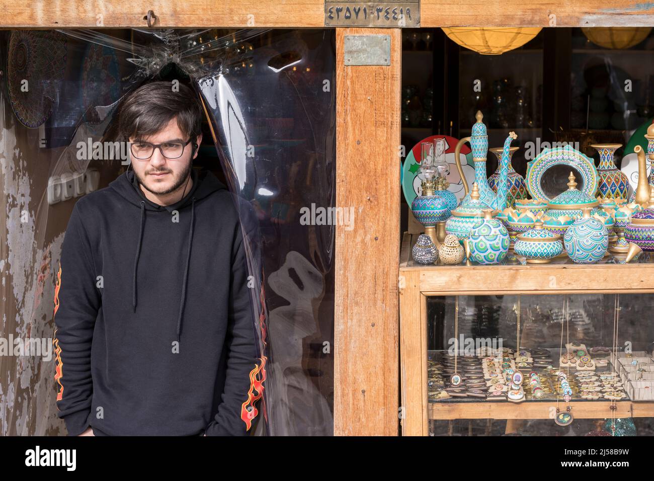 Masuleh, IRAN - 22 décembre 2017 vendeur à la boutique de produits en faïence Banque D'Images