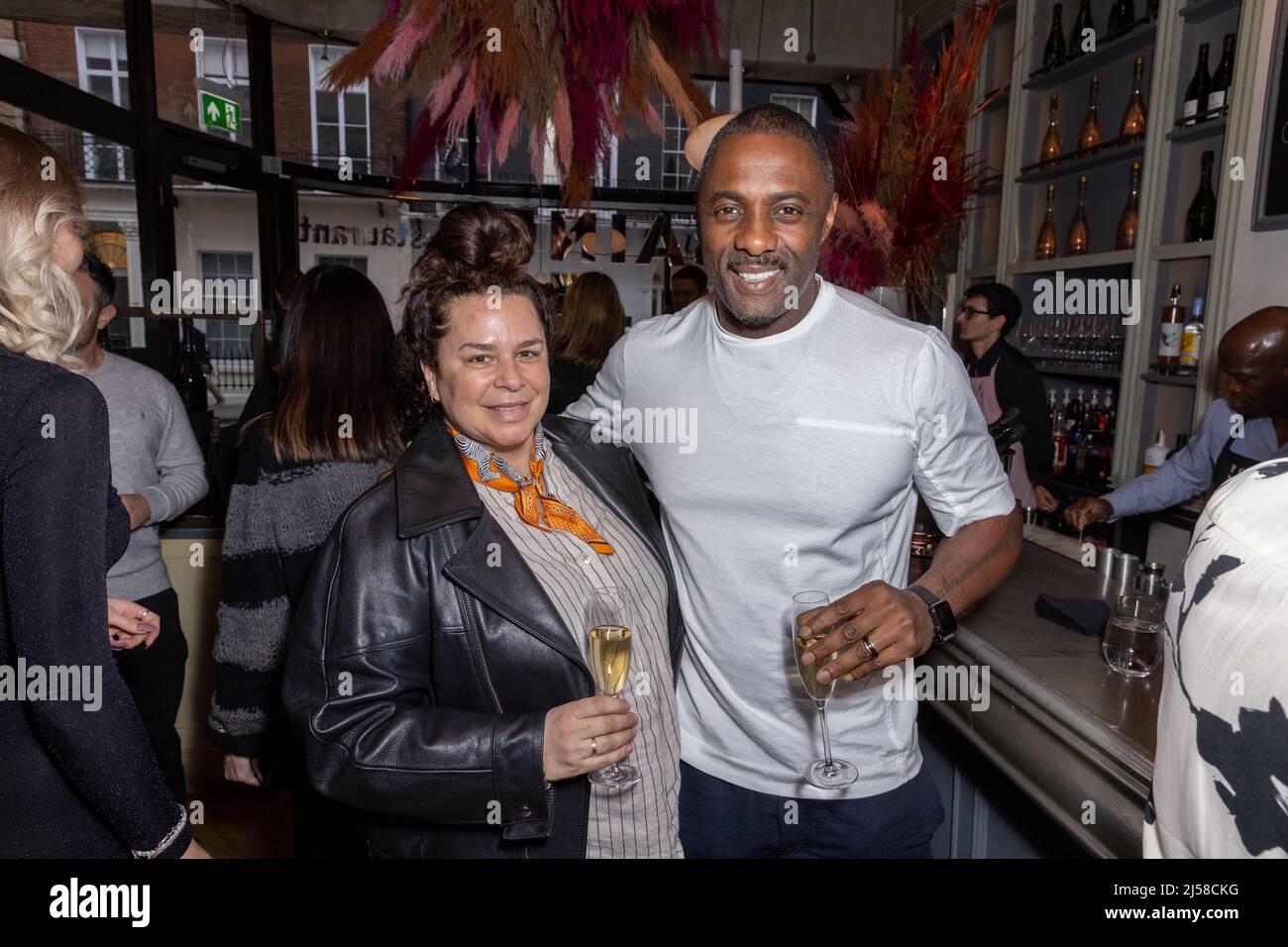 Londres, Royaume-Uni. 20th avril 2022. Un invité en tant qu'Idris Elba organise une soirée avec la brasserie française Aubaine, à Mayfair, la plus prise de Londres, pour célébrer le groupe de restaurants qui verse maintenant son champagne porte Noire. Les clients peuvent profiter d'une sélection de canapés : Wagyu katsu sando, poulet César croquette et King crevettes vol-au-vents, et goûter le champagne et la rose de la porte Noire. Elba a co-fondé la porte Noire en 2020 avec l'expert en vin David Farber. Crédit : SOPA Images Limited/Alamy Live News Banque D'Images