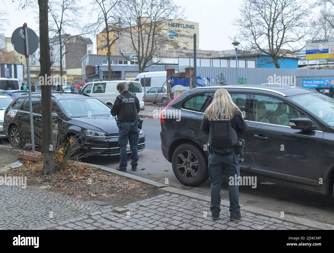 Des policiers rédigeant des tickets de stationnement, Charlottenburg, Berlin, Allemagne Banque D'Images