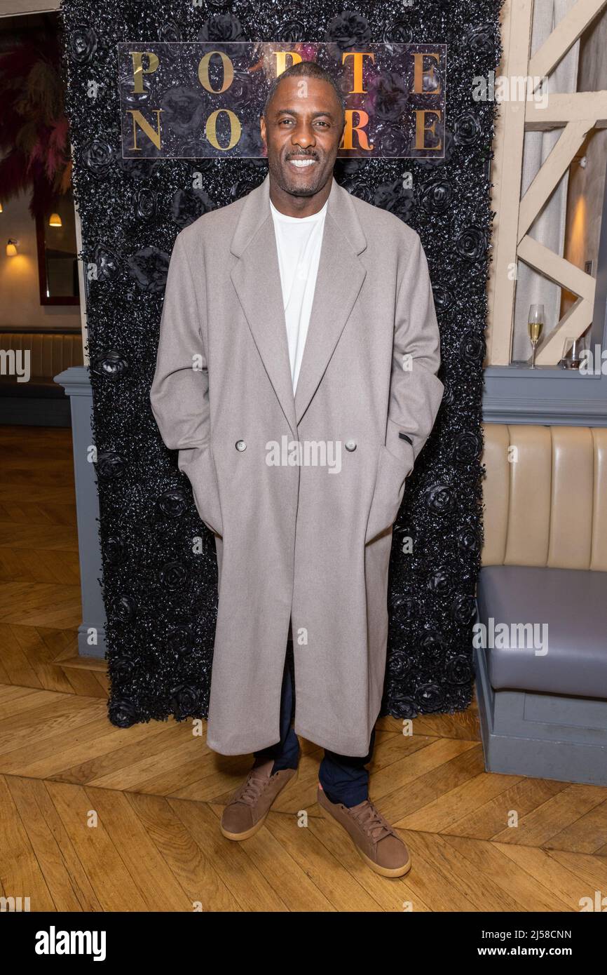 Londres, Royaume-Uni. 20th avril 2022. Idris Elba organise une soirée avec la brasserie française Aubaine, à Mayfair, préférée de Londres, pour célébrer le groupe de restaurants qui verse maintenant son champagne porte Noire. Les clients peuvent profiter d'une sélection de canapés : Wagyu katsu sando, poulet César croquette et King crevettes vol-au-vents, et goûter le champagne et la rose de la porte Noire. Elba a co-fondé la porte Noire en 2020 avec l'expert en vin David Farber. Crédit : SOPA Images Limited/Alamy Live News Banque D'Images